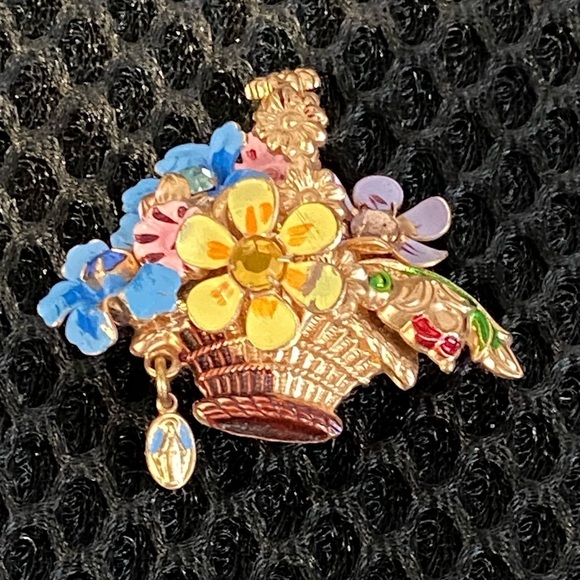 Virgin Mary Floral Basket Gold Tone Brooch Pin - Picture 3 of 11